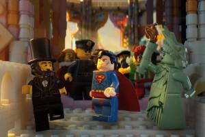 Da Superman alla Statua della Libertà, passando per Gandalf e Abramo Lincoln...nell'universo Lego tutti i miti possono coesistere, ma praticamente non servono a nulla (e in fondo a loro non frega nulla di noi)