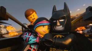 Nel mondo Lego lei è la bomba sexy, Batman è un cialtrone e l'operaio dietro fa quel che si aspetta da lui