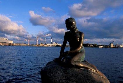La celebre scultura in bronzo che si trova all'ingresso del porto di Copenaghen è il simbolo della città danese. Raffigura la protagonista di una delle più celebri fiabe di Hans Christian Andersen, La Sirenetta.