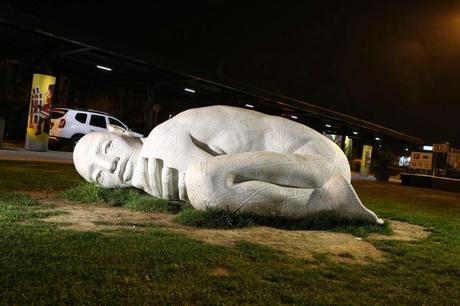 le statue di Rabarama, all'aeroporto di Pisa