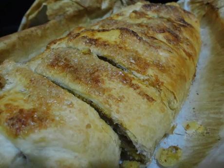 Strudel sfogliato di pere, noci e mandorle