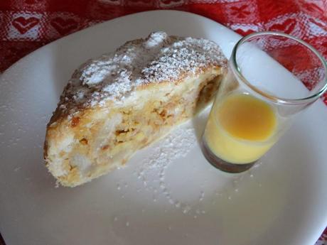 Strudel sfogliato di pere, noci e mandorle