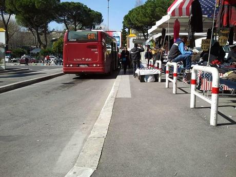 Capolinea dei mezzi pubblici a Roma. Questo è Largo Pugliese e noi non abbiamo commenti, vi chiediamo solo di condividere il più possibile questo scandalo mondiale