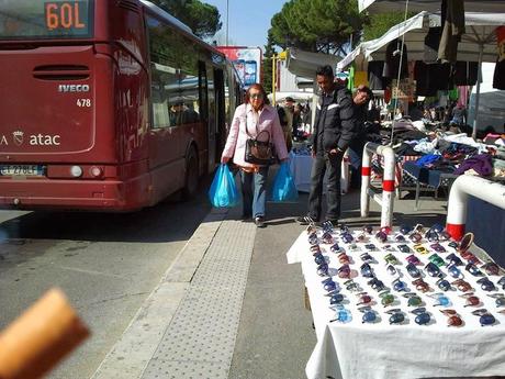 Capolinea dei mezzi pubblici a Roma. Questo è Largo Pugliese e noi non abbiamo commenti, vi chiediamo solo di condividere il più possibile questo scandalo mondiale