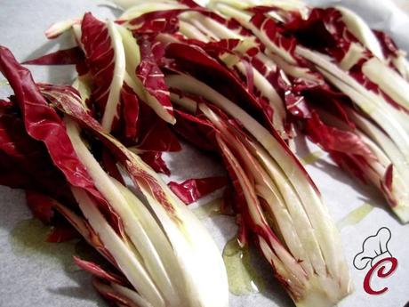 Radicchio gratinato con tofu e nocciole: il piacevole gioco di contrasti tra sapori e consistenze