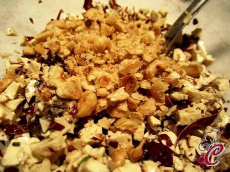 Radicchio gratinato con tofu e nocciole: il piacevole gioco di contrasti tra sapori e consistenze