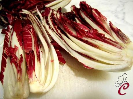 Radicchio gratinato con tofu e nocciole: il piacevole gioco di contrasti tra sapori e consistenze