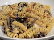 Fusilli ricci radicchio tardivo trevigiano, mozzarella noci.