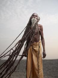 Uomini santi dell’India nei ritratti sorprendenti del fotografo Joey L