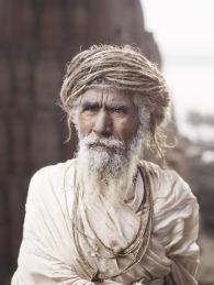 Uomini santi dell’India nei ritratti sorprendenti del fotografo Joey L