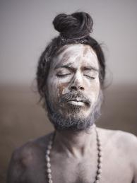 Uomini santi dell’India nei ritratti sorprendenti del fotografo Joey L