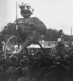 Carnevale di Viareggio 1928 - S.M. il Carnevale, Carro del Comitato - Foto tratta da Nuova Viareggio Ieri N.1 febbraio 1992