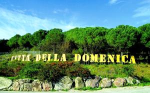 Città della Domenica - scritta sulla collina