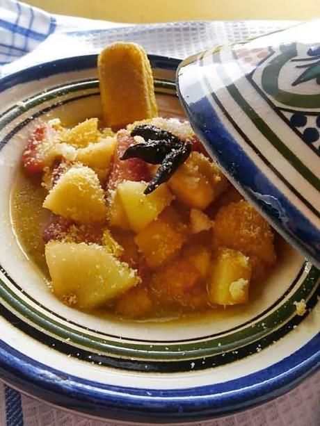 Tajine di Macedonia Calda con Crumble di Biscotti Tajine di Macedonia Calda con Crumble di Biscotti