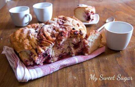 groviglio dolce ai frutti di bosco per colazione