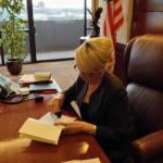 Jan Brewer, governatrice dell'Arizona blocca legge che nega servizi ai gay 02