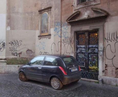 I VANDALI BOMBOLETTARI HANNO INIZIATO A PRENDERE DI MIRA ANCHE LE CHIESE STORICHE! COSA ASPETTIAMO A PRENDERE PROVVEDIMENTI CONTRO QUESTE SCIMMIE? STANNO DEVASTANDO LA NOSTRA STORIA!