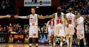 Hackett, Moss e Melli al termine della partita contro Caserta al Mediolanum Forum (scoutingcenter.net)