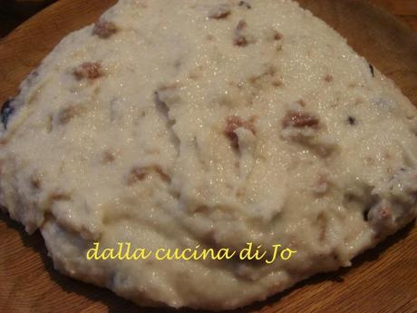 Polenta bianca, crema di olive e salsiccia