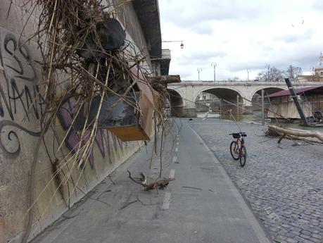 In bici lungo la ciclabile del Tevere. Tutte le foto. Perché a Roma chi usa la bicicletta deve essere umiliato