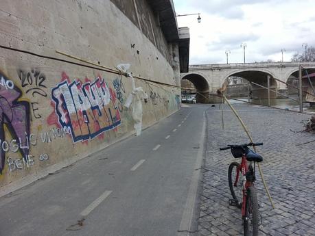 In bici lungo la ciclabile del Tevere. Tutte le foto. Perché a Roma chi usa la bicicletta deve essere umiliato