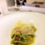 Ravioli ai broccoli, cialde di pecorino, olio emulsionato e peperoncino leggero