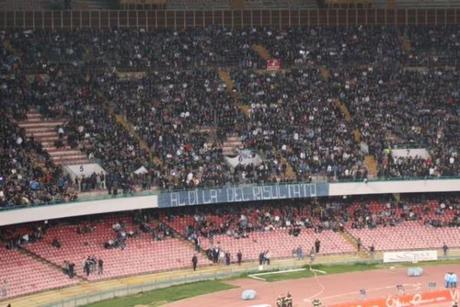 Ancora cori contro De Laurentiis dalla curva B: il resto dello stadio non approva