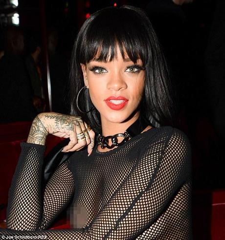 Da Parigi i capezzoli di Rihanna scandalizzano il web