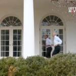 Barack Obama e Joe Biden “corrono” alla Casa Bianca per Michelle (video)