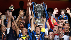 Javier Zanetti, alza al cielo la Champions League 2010 (mondopallone.it)