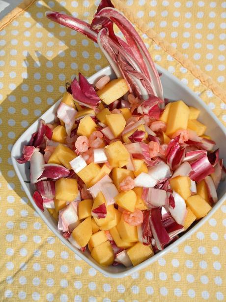 Insalata di radicchio rosso, mango e gamberetti