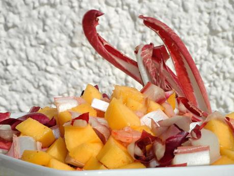 Insalata di radicchio rosso, mango e gamberetti