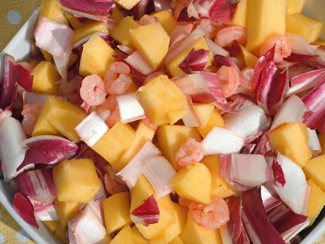 Insalata di radicchio rosso, mango e gamberetti