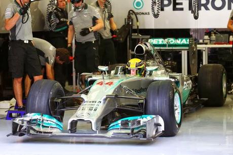 Test Bahrein: Mercedes cerca di risolvere i problemi al cambio con una nuova apertura sul cofano motore