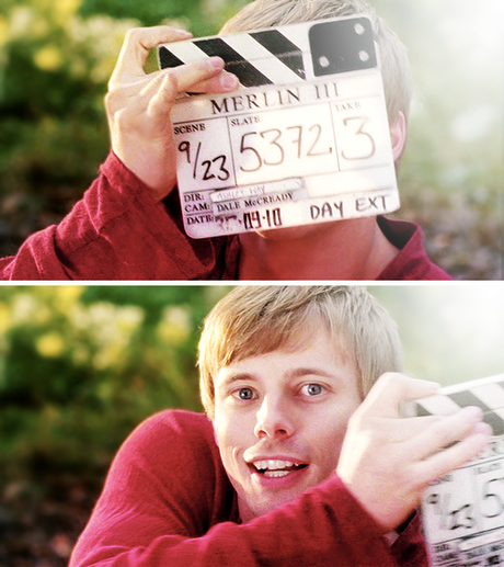 Bradley James tanto abbronzato in una foto del passato