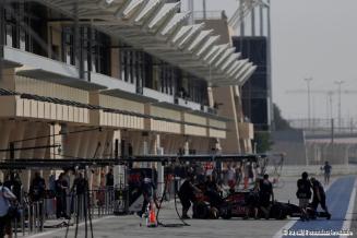 Daniel Riccardo's Red Bull is pushed into the garage Report Pirelli: F1 Test 2014 Bahrain 2