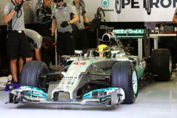Lewis-Hamilton-Mercedes_Test_day8_Bahrain_2014 (2)