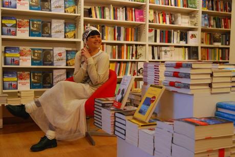 Smilingischic, fashion blog, Social total book, duedilatte, shooting, Lucca, libreria Ubik 