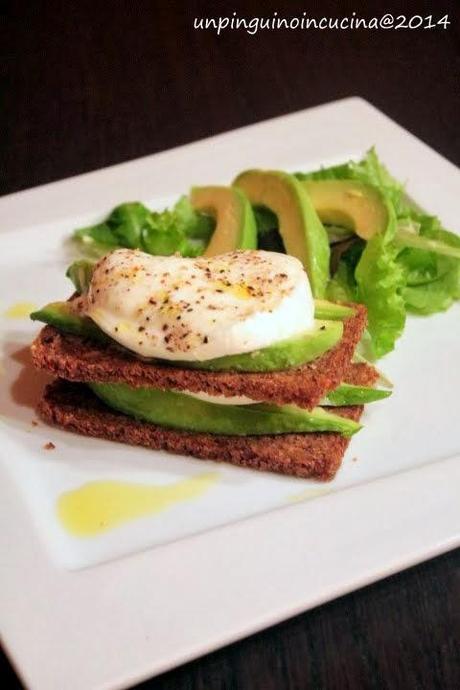 Millefoglie di pane di segale, mozzarella di bufala e avocado