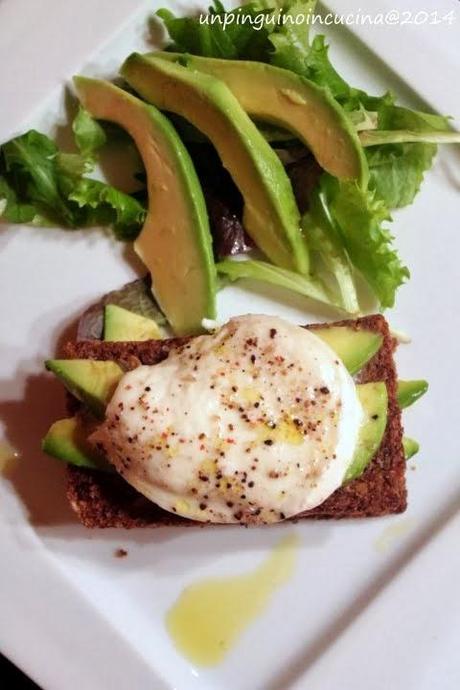 Millefoglie di pane di segale, mozzarella di bufala e avocado