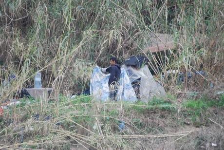 Un nuovo campo nomadi nel cuore della città, nel Primo Municipio. Sotto al Ponte Testaccio, a 15 metri dal Mattatoio e dalla Facoltà di Architettura