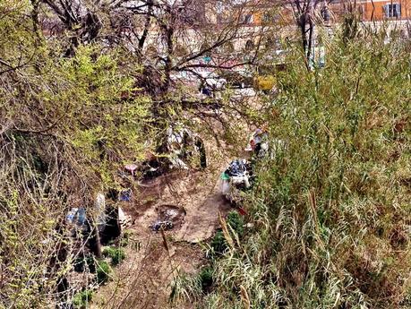 Un nuovo campo nomadi nel cuore della città, nel Primo Municipio. Sotto al Ponte Testaccio, a 15 metri dal Mattatoio e dalla Facoltà di Architettura