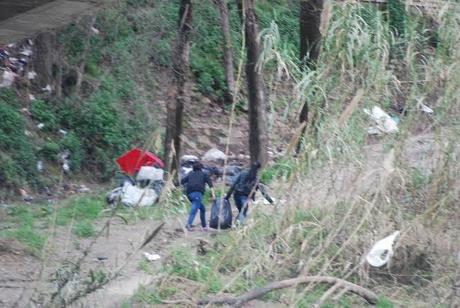 Un nuovo campo nomadi nel cuore della città, nel Primo Municipio. Sotto al Ponte Testaccio, a 15 metri dal Mattatoio e dalla Facoltà di Architettura