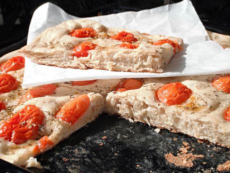 Focaccia al farro e pomodorini