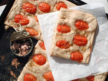 Focaccia al farro e pomodorini