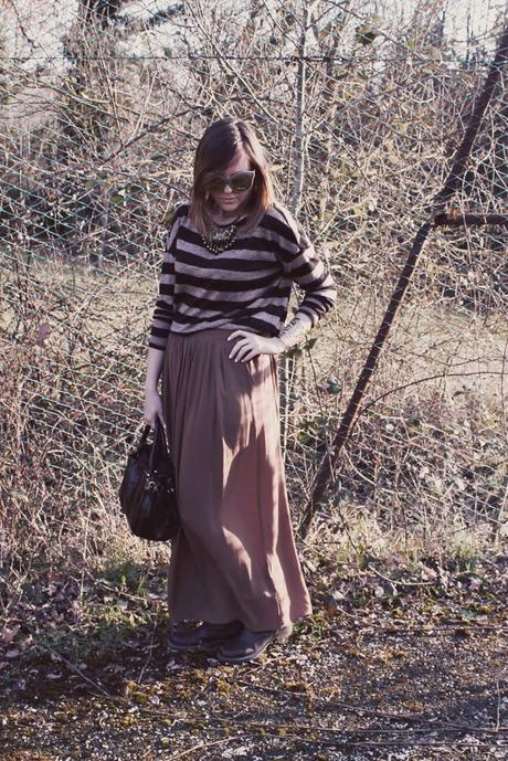 Outfit: maxi skirt e maglia a righe sui toni del marrone del beige e del nero