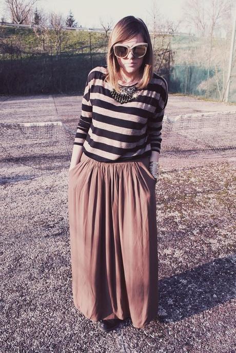 Outfit: maxi skirt e maglia a righe sui toni del marrone del beige e del nero