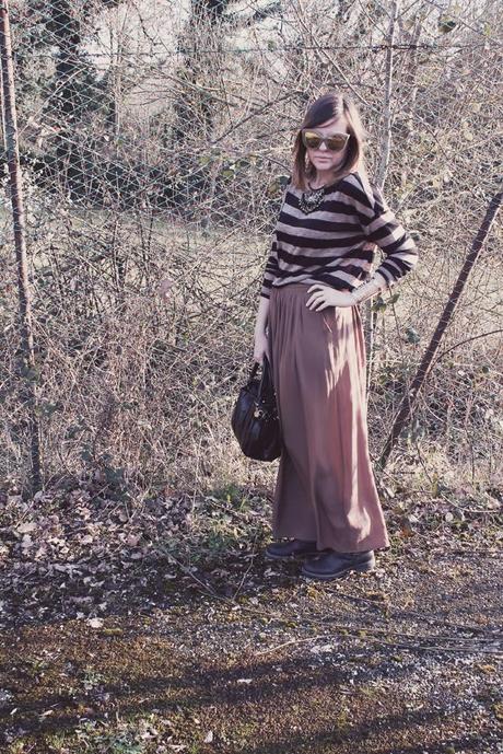 Outfit: maxi skirt e maglia a righe sui toni del marrone del beige e del nero