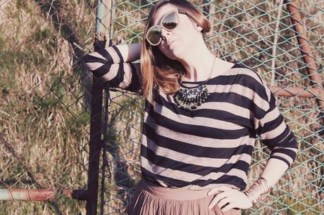 Outfit: maxi skirt e maglia a righe sui toni del marrone del beige e del nero