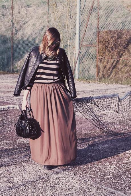 Outfit: maxi skirt e maglia a righe sui toni del marrone del beige e del nero